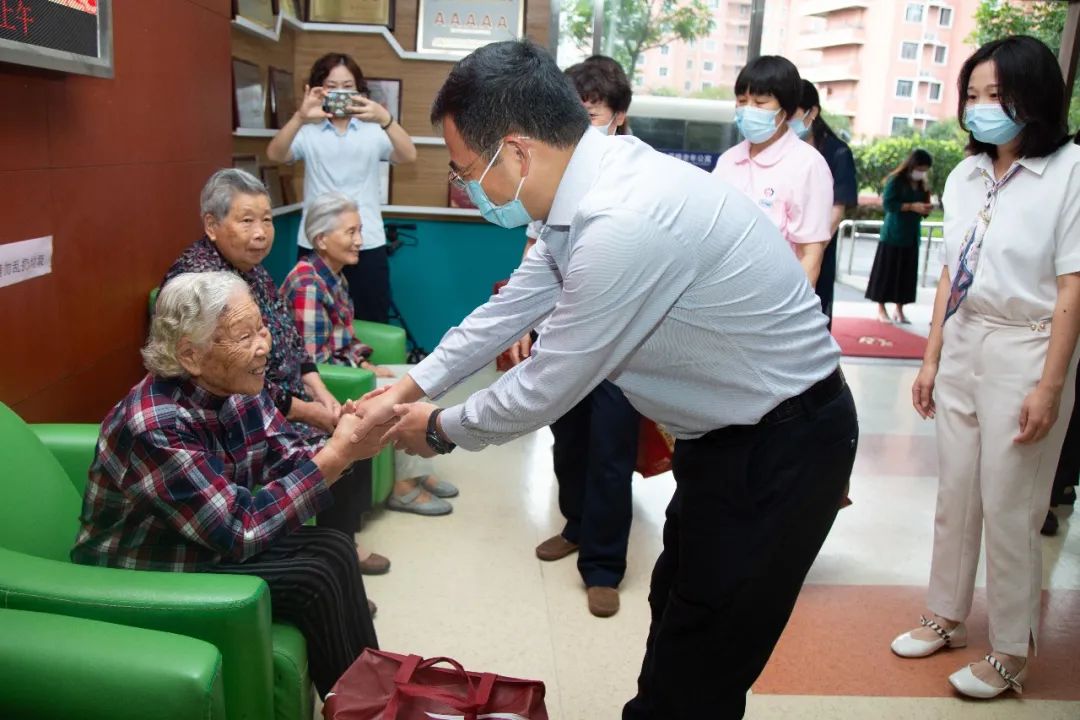 在重阳佳节来临之际,杨行镇党委书记陈江,副镇长蒋逸菁一行来到金秋