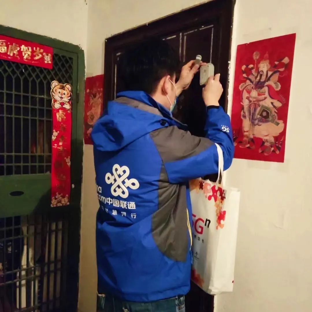 疫情防控小门神大作用社区防疫好帮手宝山联通多方调集智能门磁支援抗